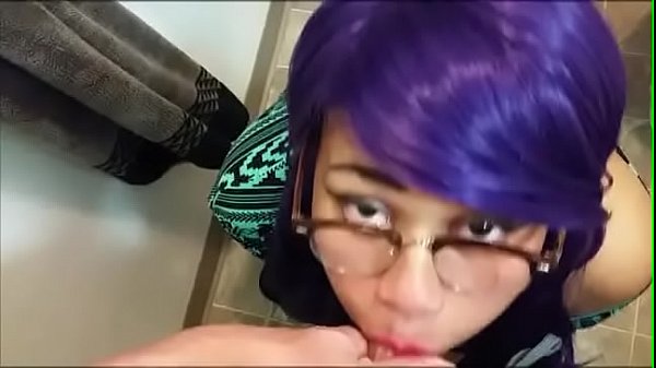 Purple Hair Blowjob mund gepisst